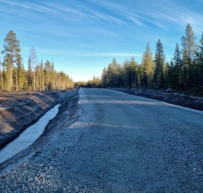 Uusi soratie mäntymetsän keskellä