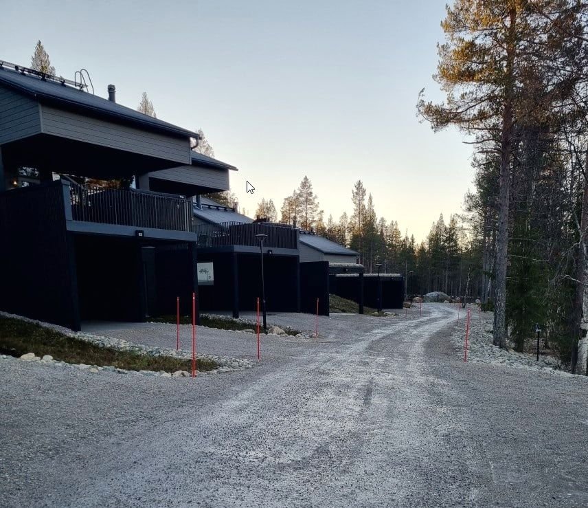 Valmis tie ja pihat uusien loma-asuntojen edustalla