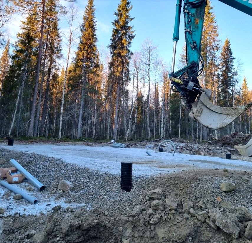 Kaivinkone talopohjan valmistelussa mäntymetsässä