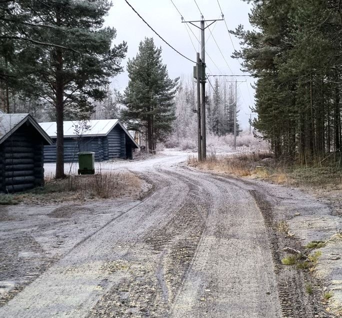 Huurteinen hiekkatie mökkien ohi